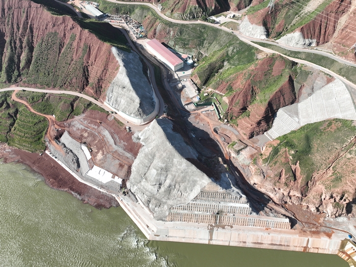 玛尔挡水电站国道G227垭口边坡混凝土浇筑提前53天完成